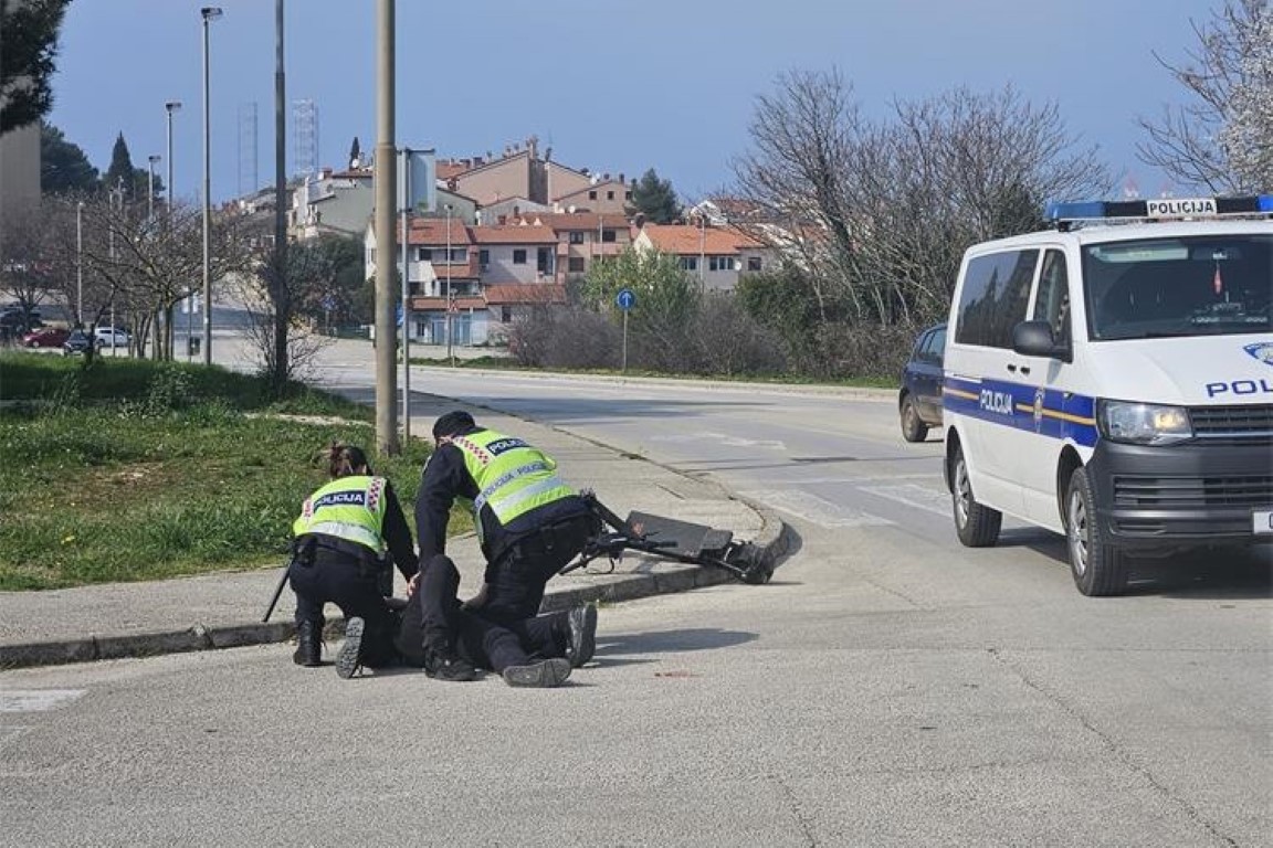 Suluda nesreća! U alkoholiziranom stanju vozio romobil, pa udario u automobil